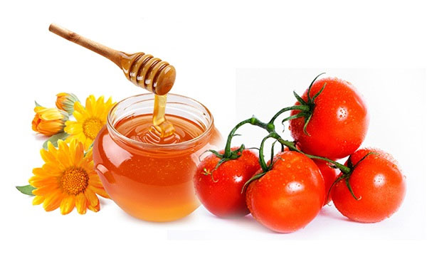 Sử dụng mặt nạ mật ong và cà chua giúp đánh bay các nốt mụn đầu đen cứng đầu